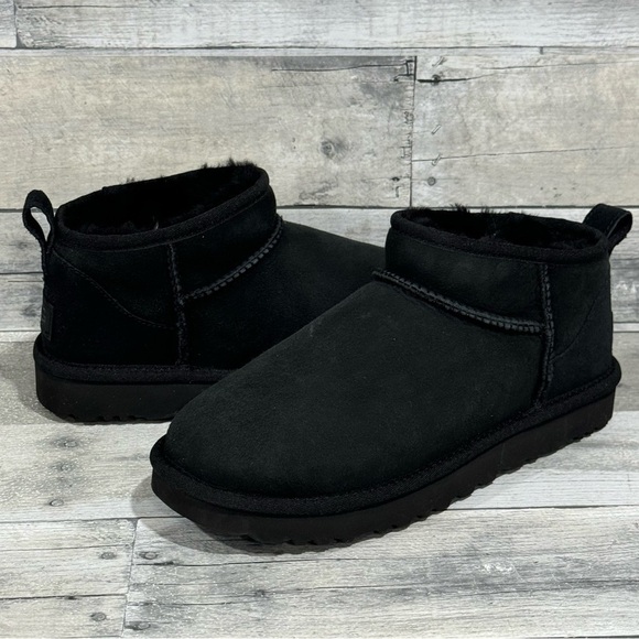 UGG WOMEN'S ULTRA MINI SUEDE SHEARLING LINED BOOTS - BLACK SZ - 7 .US - Picture 1 of 10